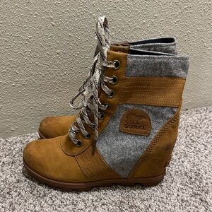 Women’s size 8 Sorel Tan and Gray Lace-Up Boots GUC